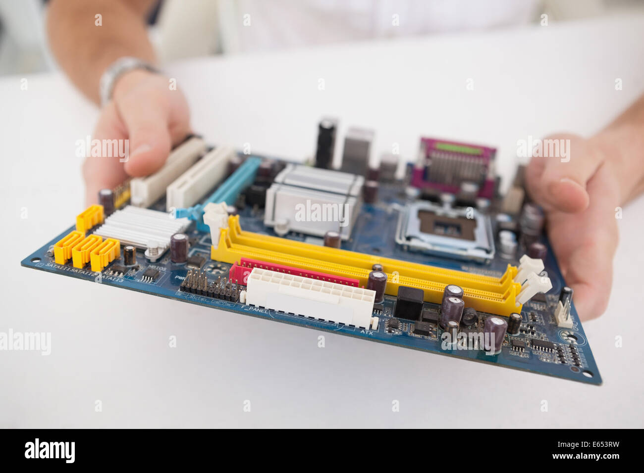 Ingegnere Informatico lavorando su cpu guaste Foto Stock