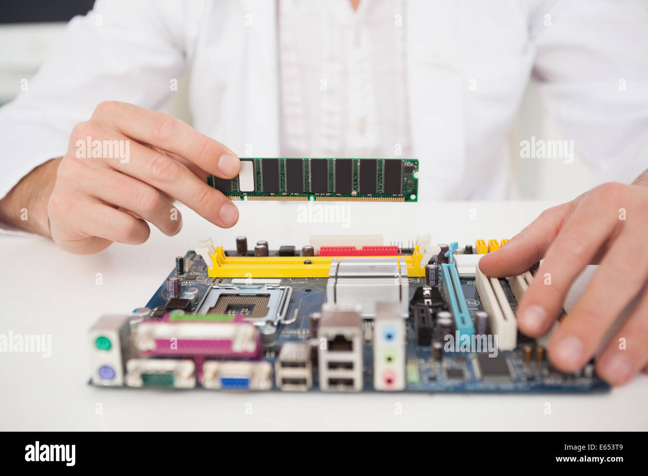 Ingegnere Informatico lavorando su cpu guaste Foto Stock