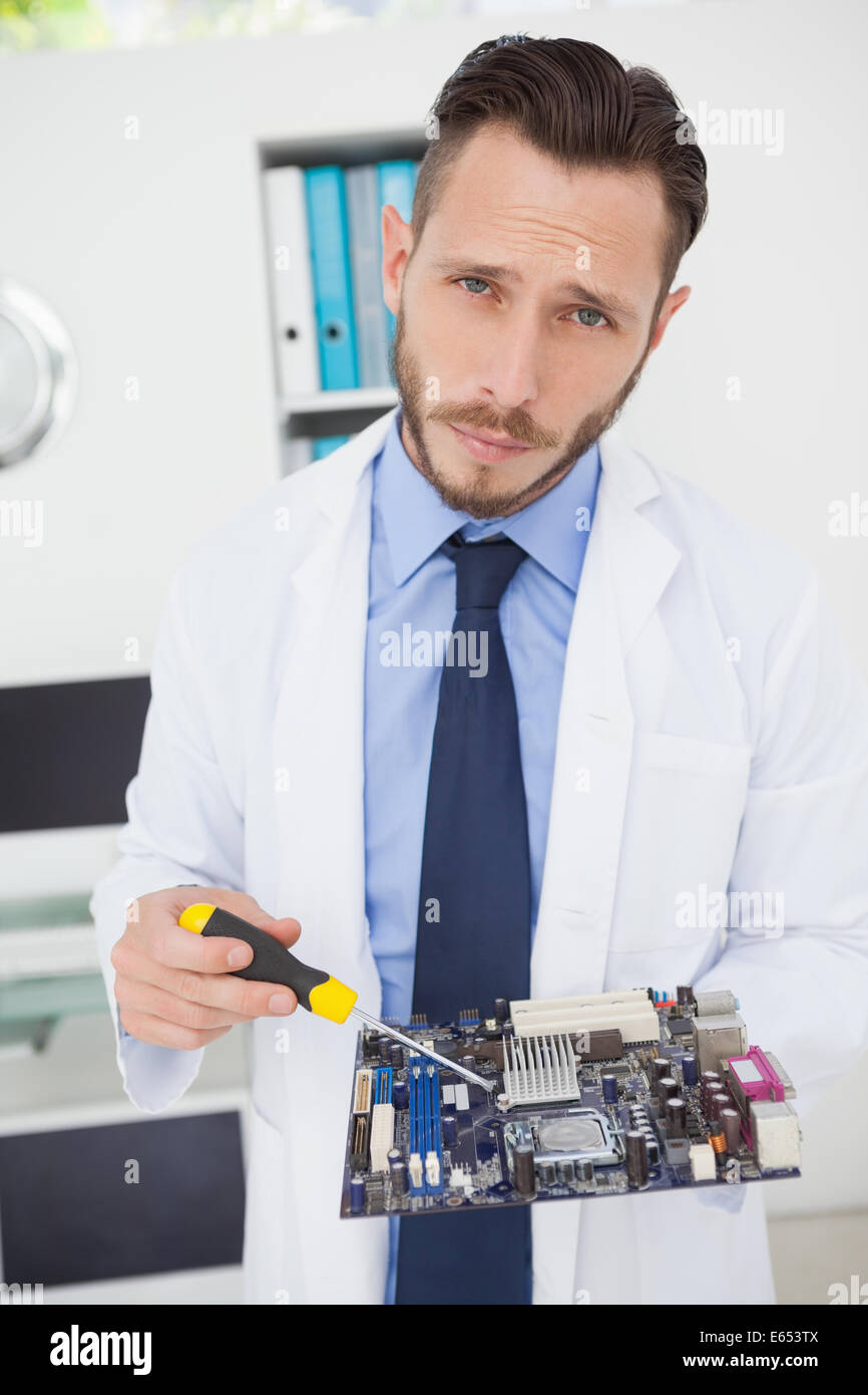 Ingegnere Informatico lavorando su cpu guaste Foto Stock