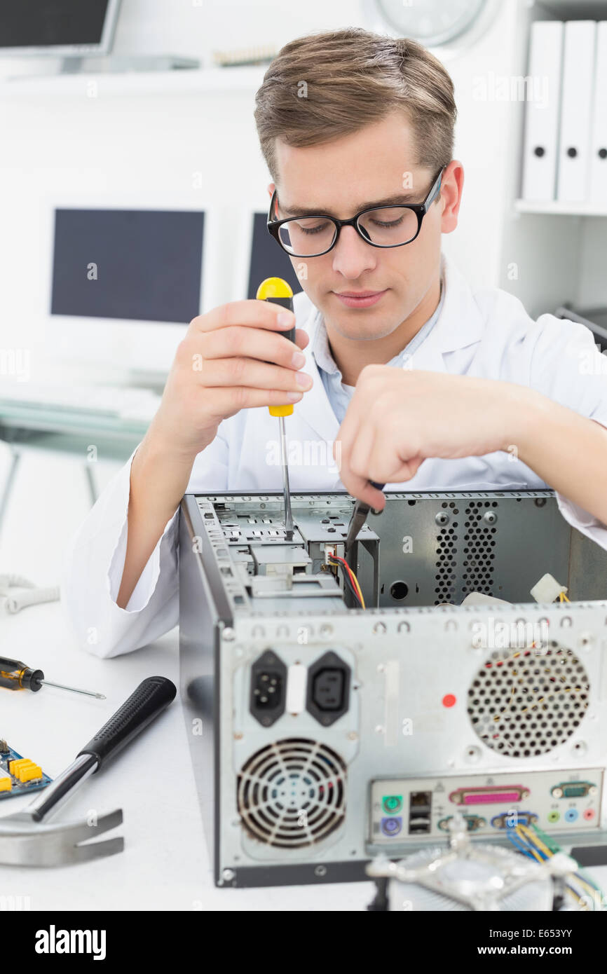 Ingegnere Informatico lavorando sul dispositivo rotto con il cacciavite Foto Stock