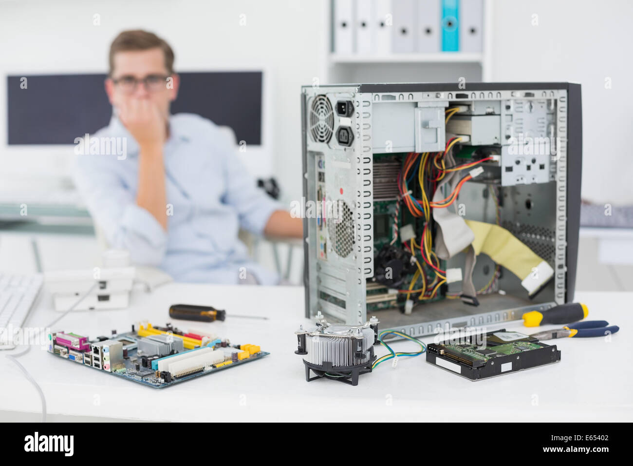 Ingegnere Informatico guardando console rotto Foto Stock