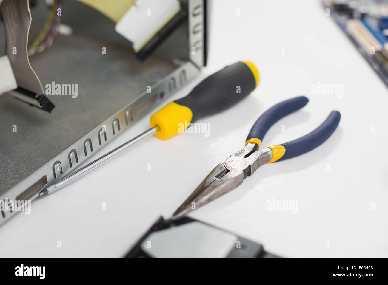 Computer strumenti tecnici accanto al dispositivo rotto Foto Stock