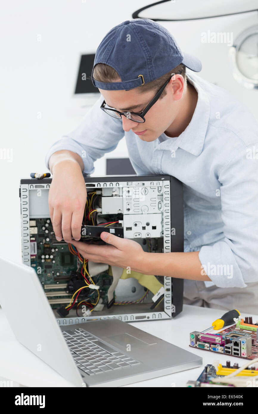Ingegnere Informatico lavorando sulla console rotto Foto Stock