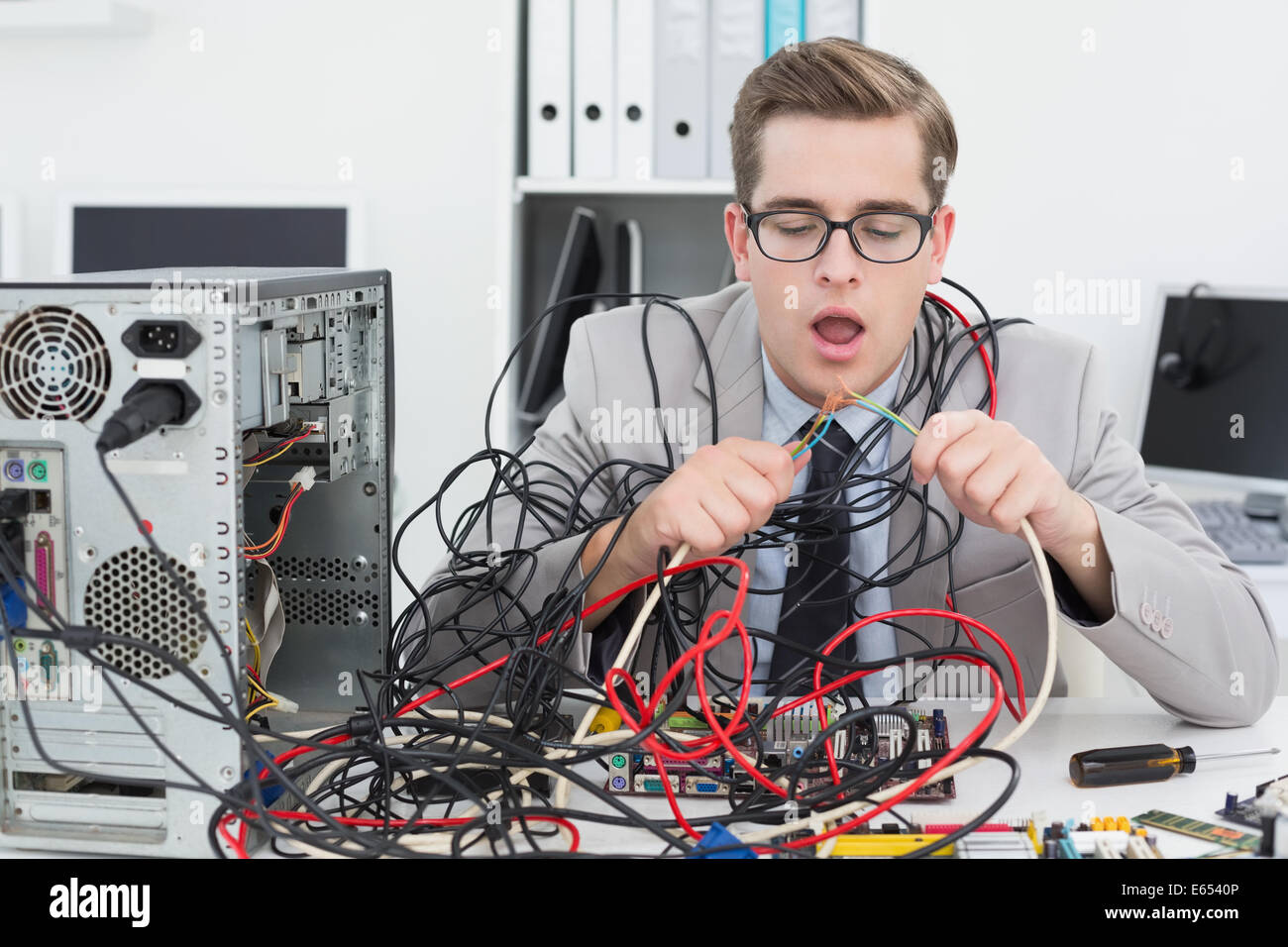 Ingegnere Informatico lavorando su cavi rotti Foto Stock