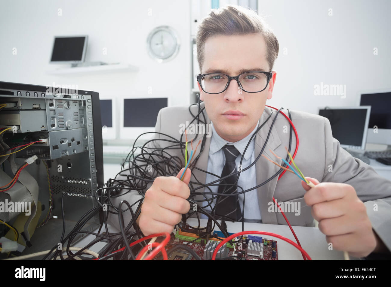 Ingegnere Informatico lavorando su cavi rotti Foto Stock