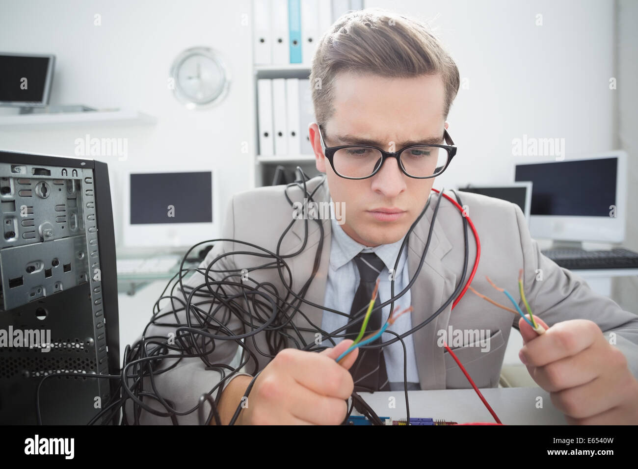 Ingegnere Informatico lavorando su cavi rotti Foto Stock