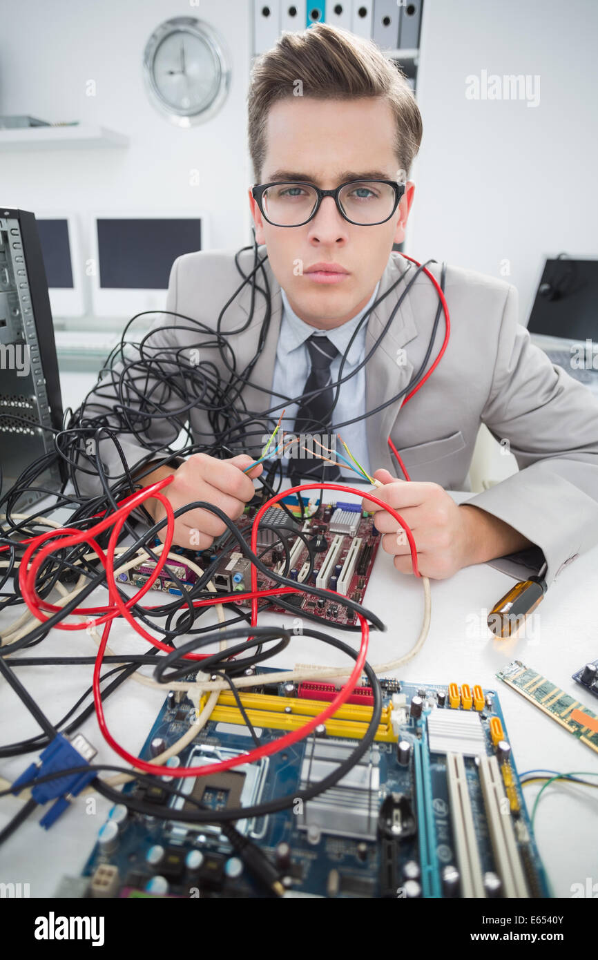 Ingegnere Informatico lavorando su cavi rotti Foto Stock