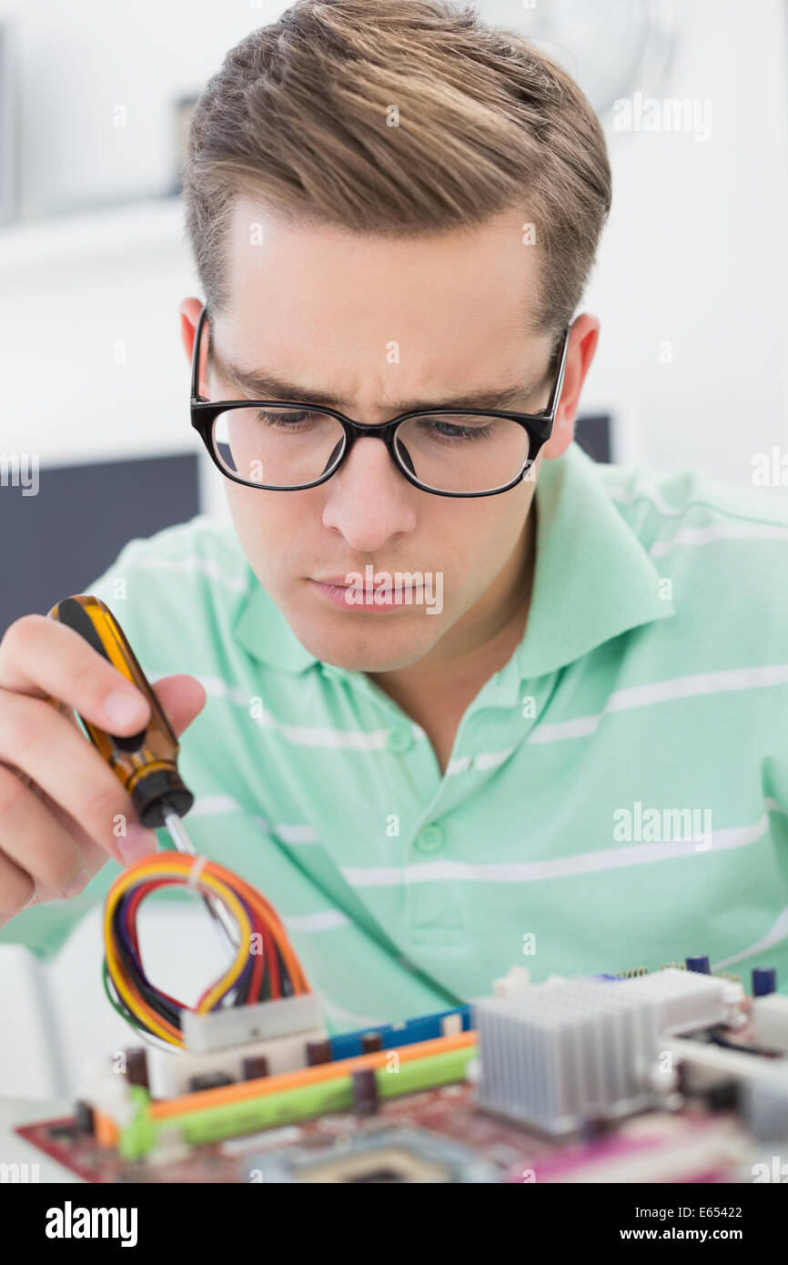 Tecnico che lavora su cpu guaste con cacciavite Foto Stock