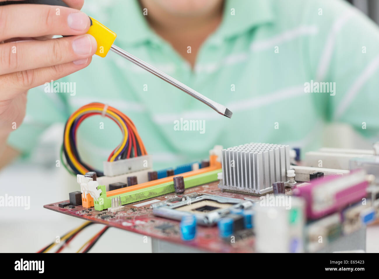 Tecnico che lavora su cpu guaste con cacciavite Foto Stock