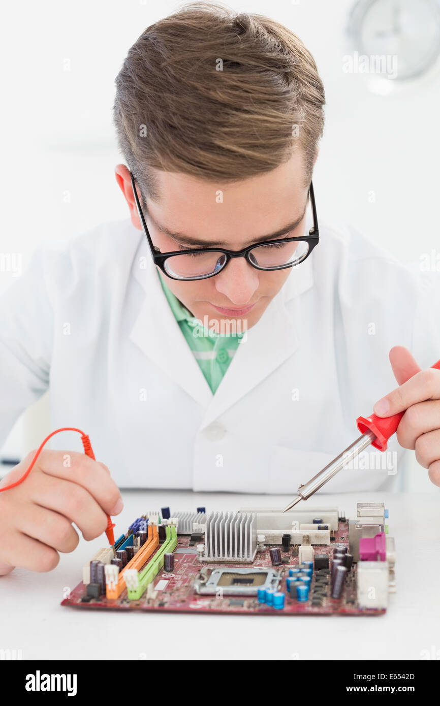 Tecnico che lavora su cpu guaste con saldatore Foto Stock