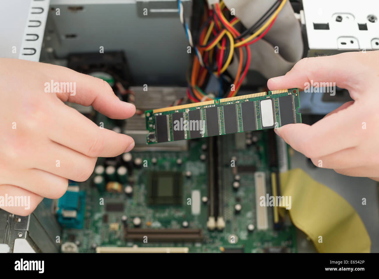 Tecnico che lavora su cpu guaste Foto Stock