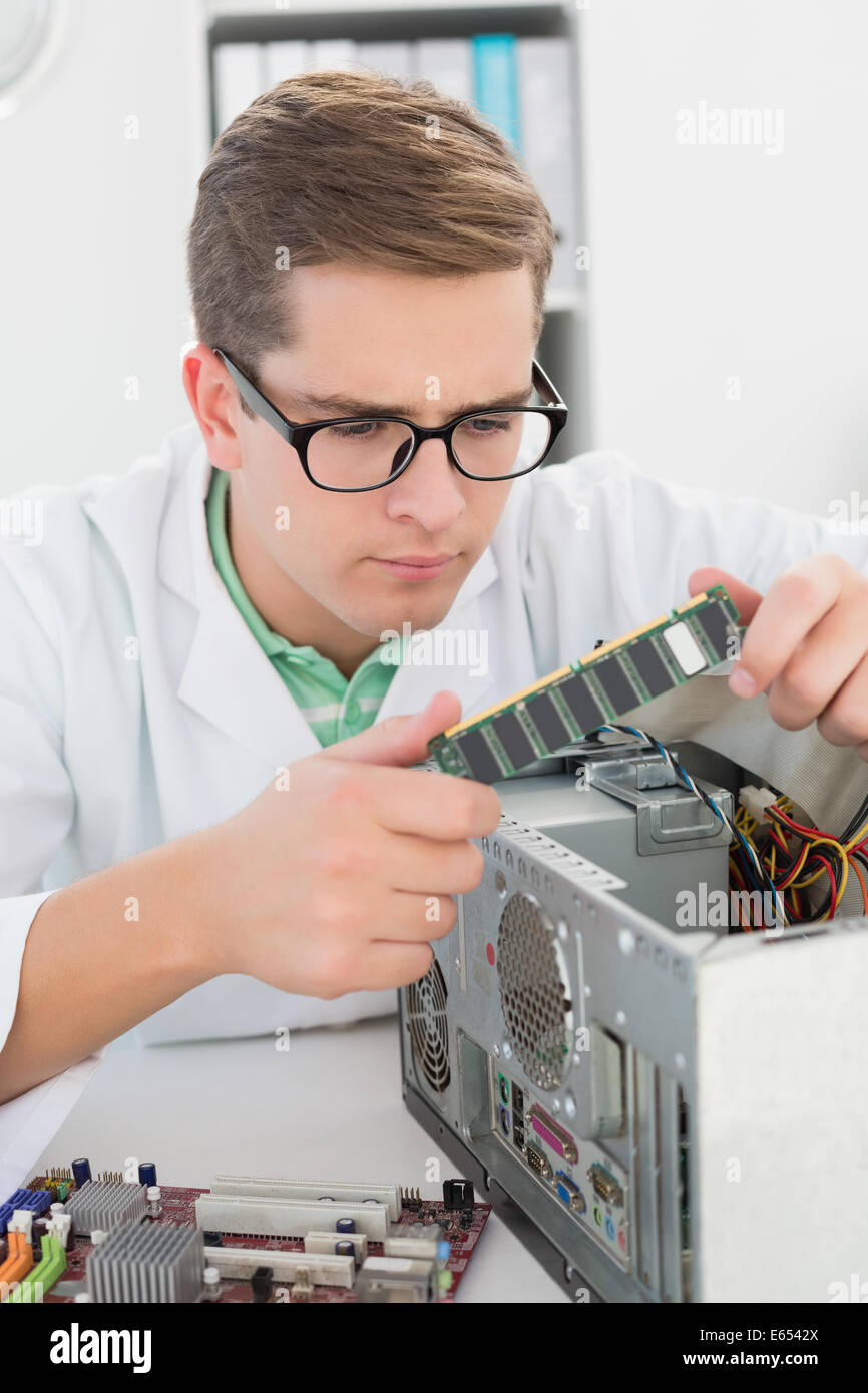 Tecnico che lavora su cpu guaste Foto Stock