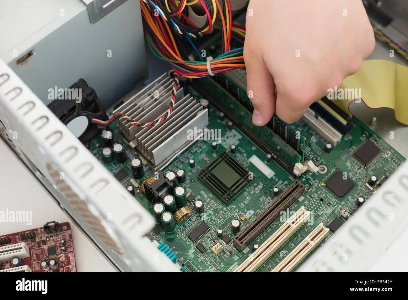 Tecnico che lavora su cpu guaste Foto Stock