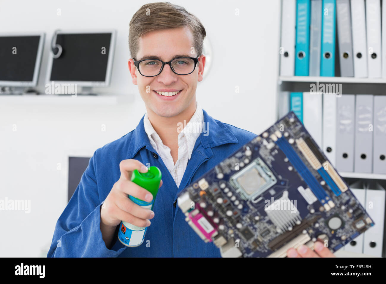 Sorridente tecnico che lavora su cpu guaste Foto Stock