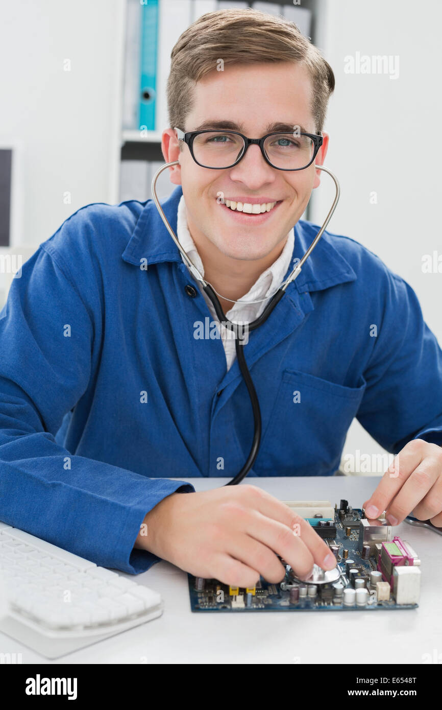 Ascolto tecnico alla CPU con uno stetoscopio Foto Stock