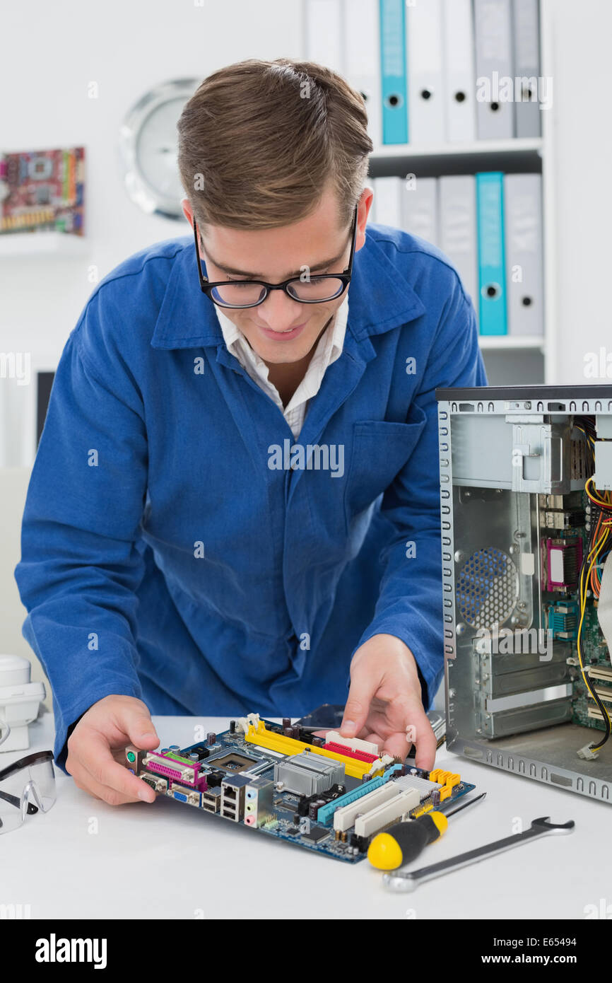 Giovane tecnico che lavora su cpu guaste Foto Stock