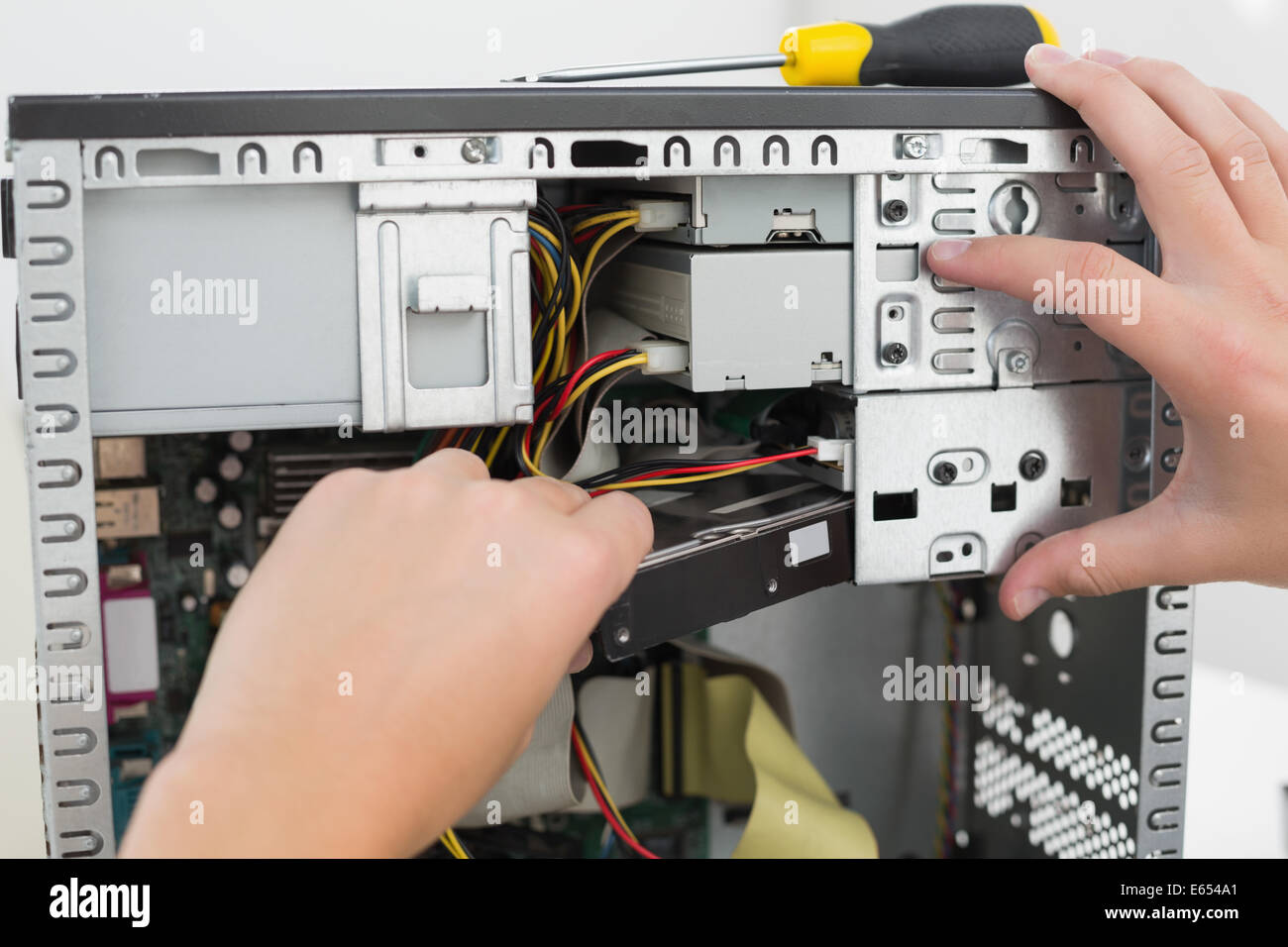 Tecnico che lavora su computer rotto Foto Stock