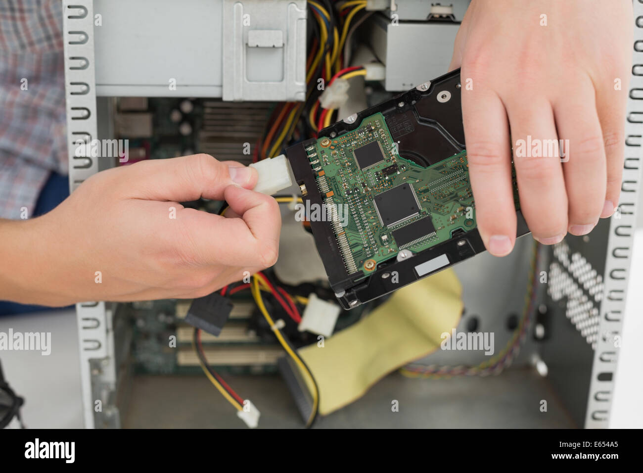 Giovane tecnico che lavora su computer rotto Foto Stock