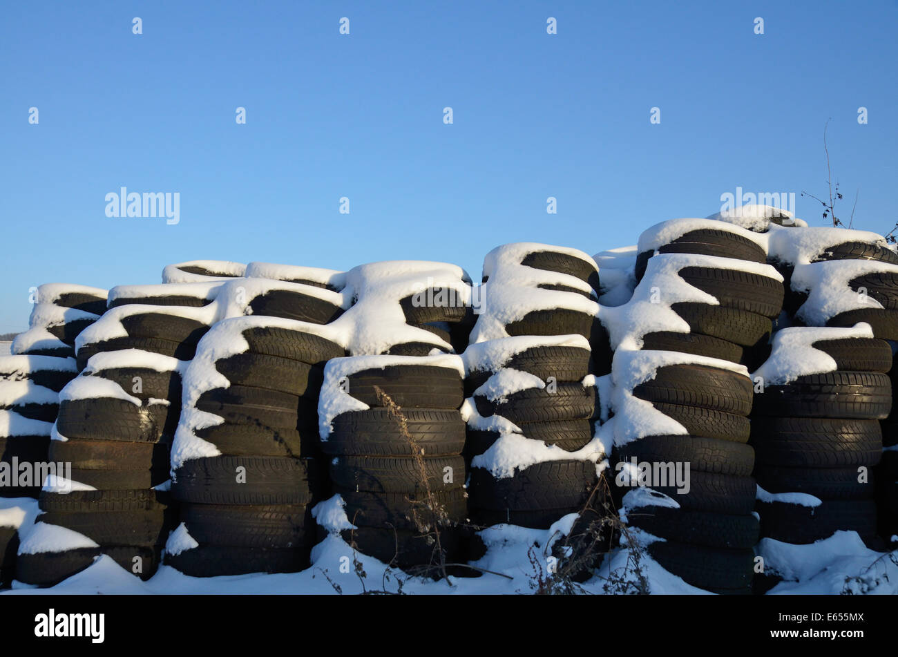 Pile di pneumatici ricoperti di neve Foto Stock