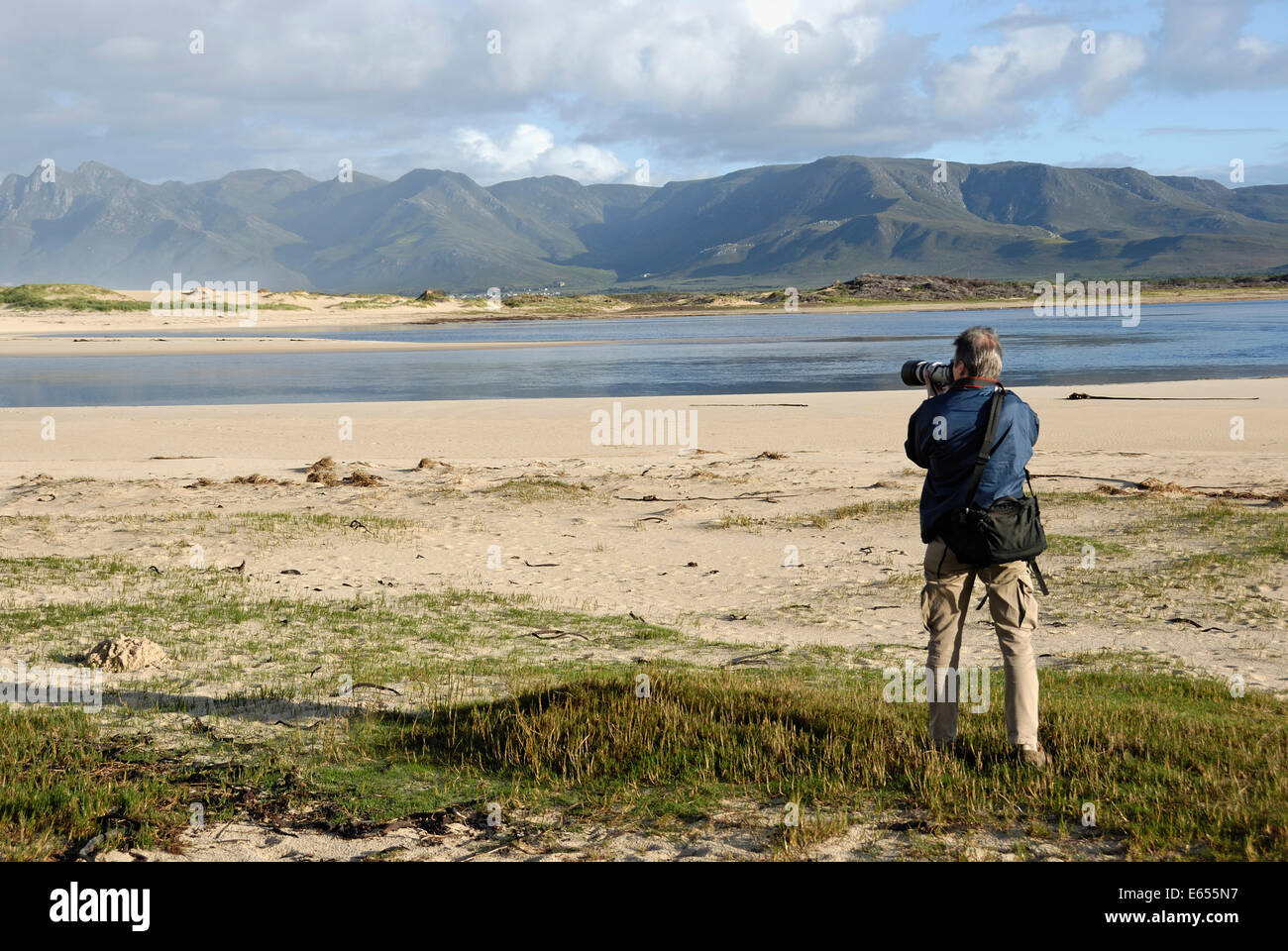 Fotografo a lavoro, Flamingo estuario del lago vicino a Hermanus, Sud Africa Foto Stock