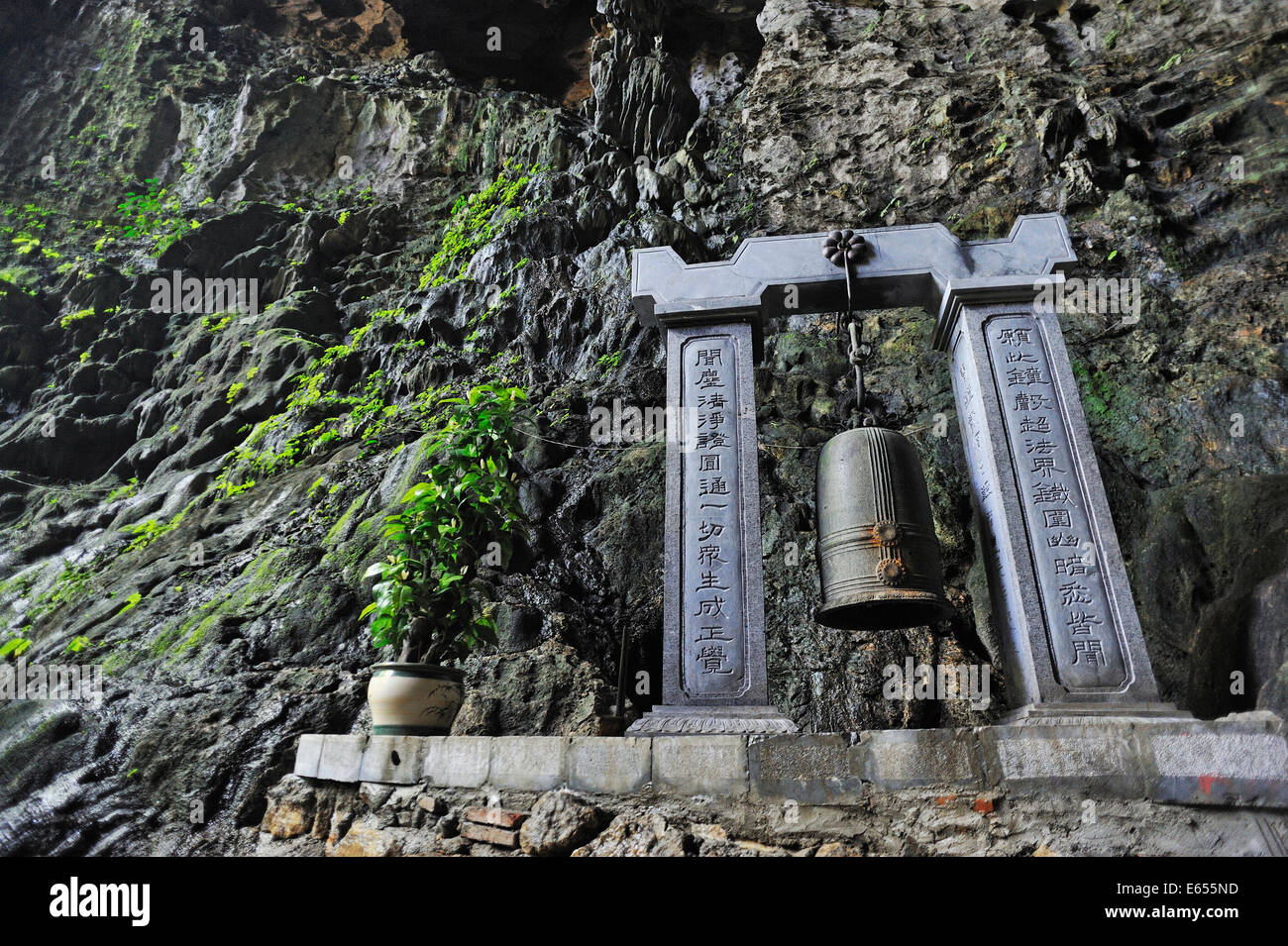 Bell all'interno della grotta principale, Profumo Pagoda vicino a Hanoi, Vietnam, sud-est asiatico Foto Stock