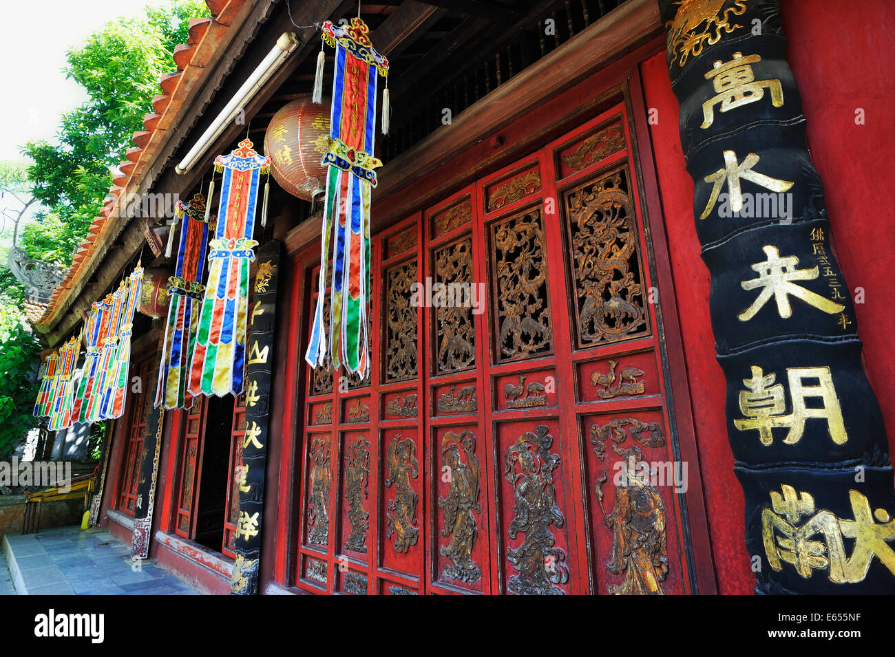 Decorate padiglione presso la pagoda di profumo vicino a Hanoi, Vietnam, sud-est asiatico Foto Stock