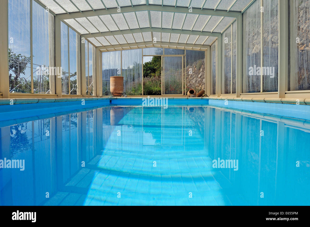 Il lusso piscina interna ad una casa di montagna, Provenza, sud della Francia, Europa Foto Stock
