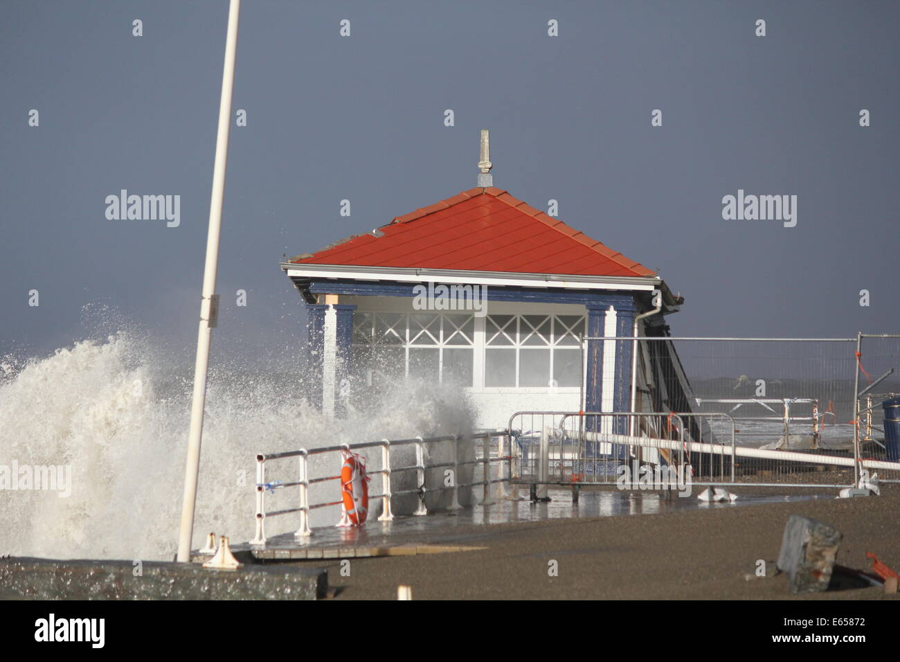 Aberystwyth promenade shelter è affondato da un onda gigante durante la grande tempesta del 2014 Foto Stock