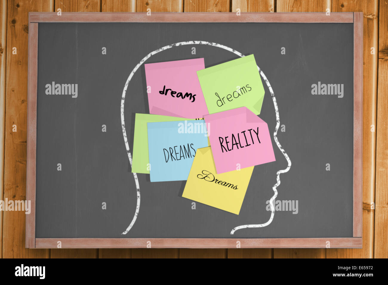 Chalk testa con sogni e realtà di post-it Foto Stock