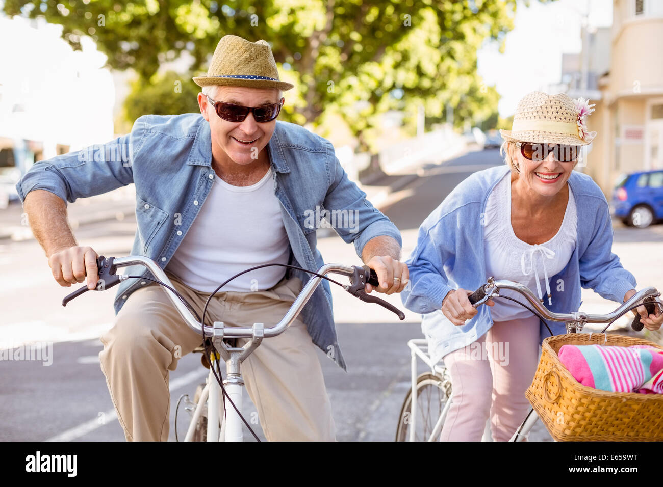 Felice Coppia matura per andare per un giro in bicicletta in città Foto Stock