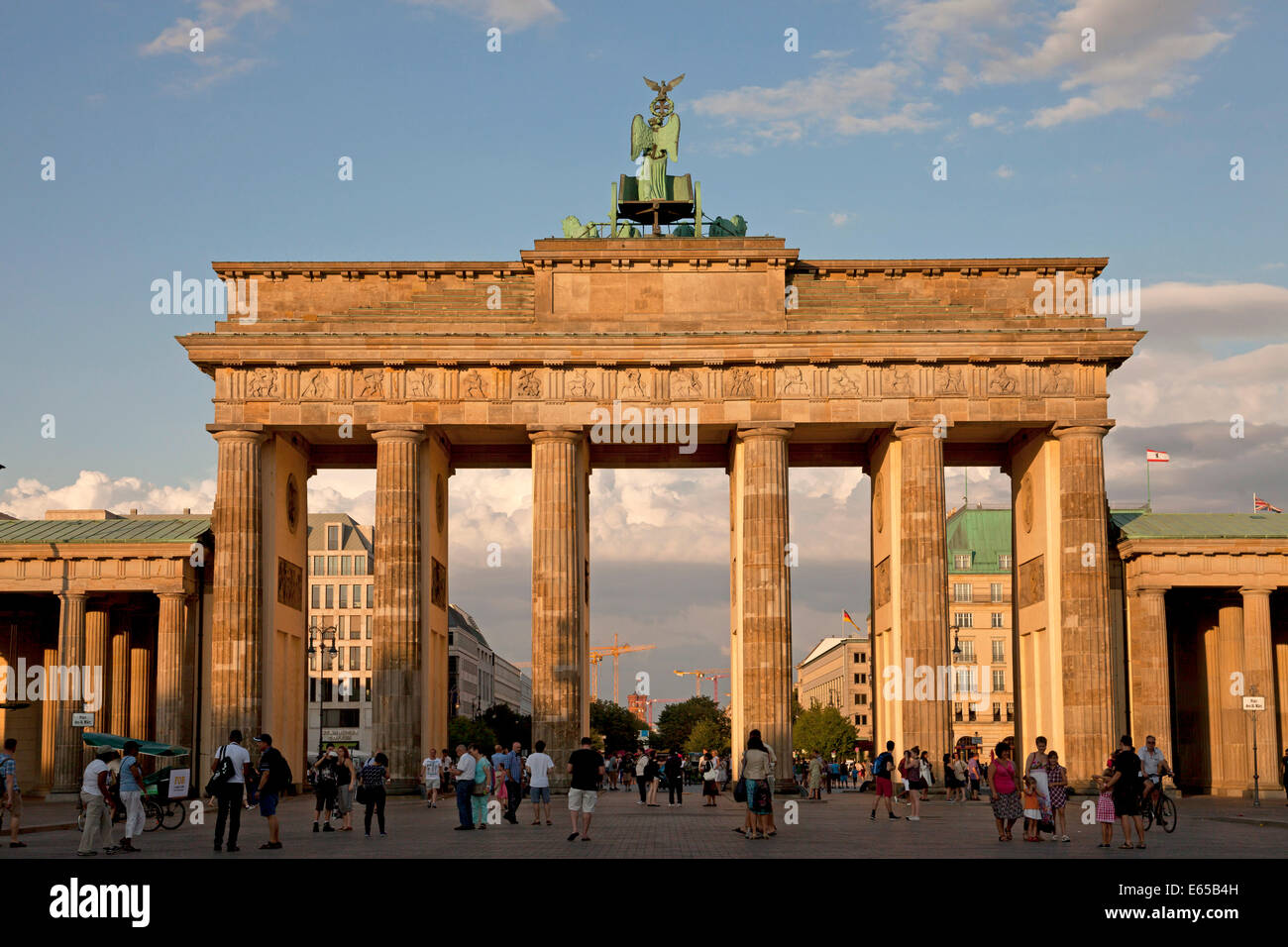 La Porta di Brandeburgo e la piazza Pariser Platz a Berlino, Germania, Europa Foto Stock