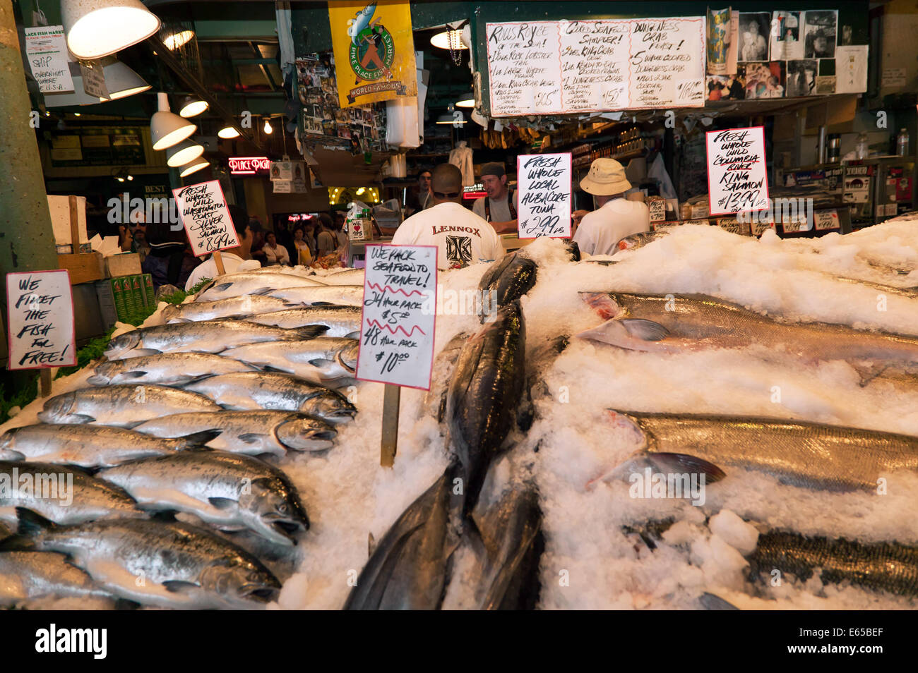 Piatti a base di frutti di mare freschi in vendita presso il famoso Pike Place Mercato del Pesce, Seattle Foto Stock