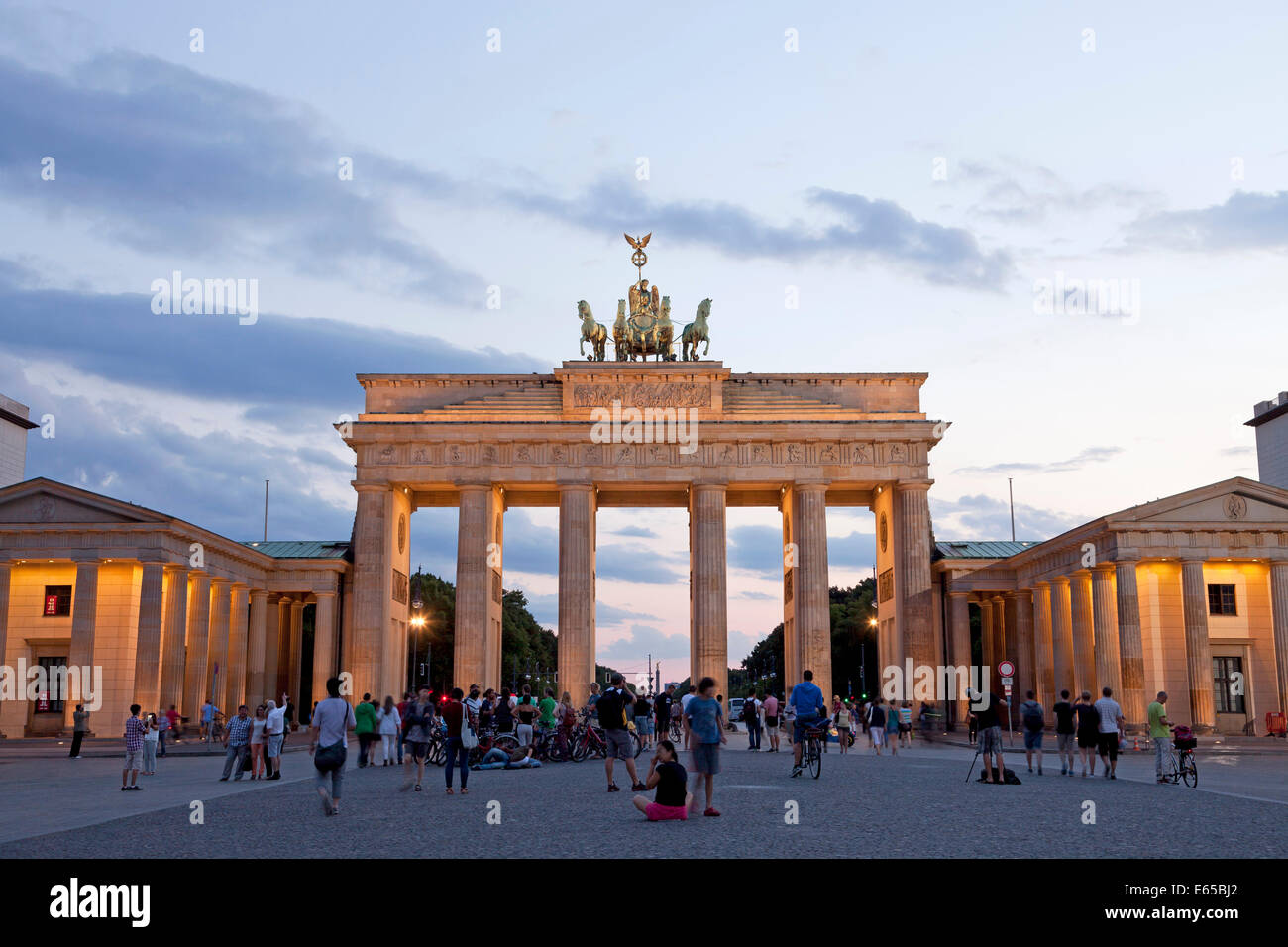 Gli illuminati dalla Porta di Brandeburgo e la piazza Pariser Platz a Berlino, Germania, Europa Foto Stock