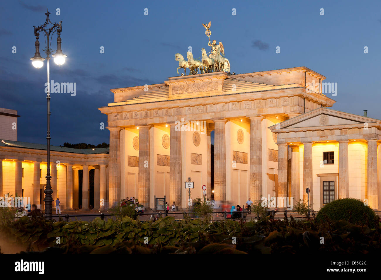Gli illuminati dalla Porta di Brandeburgo e la piazza Pariser Platz a Berlino, Germania, Europa Foto Stock