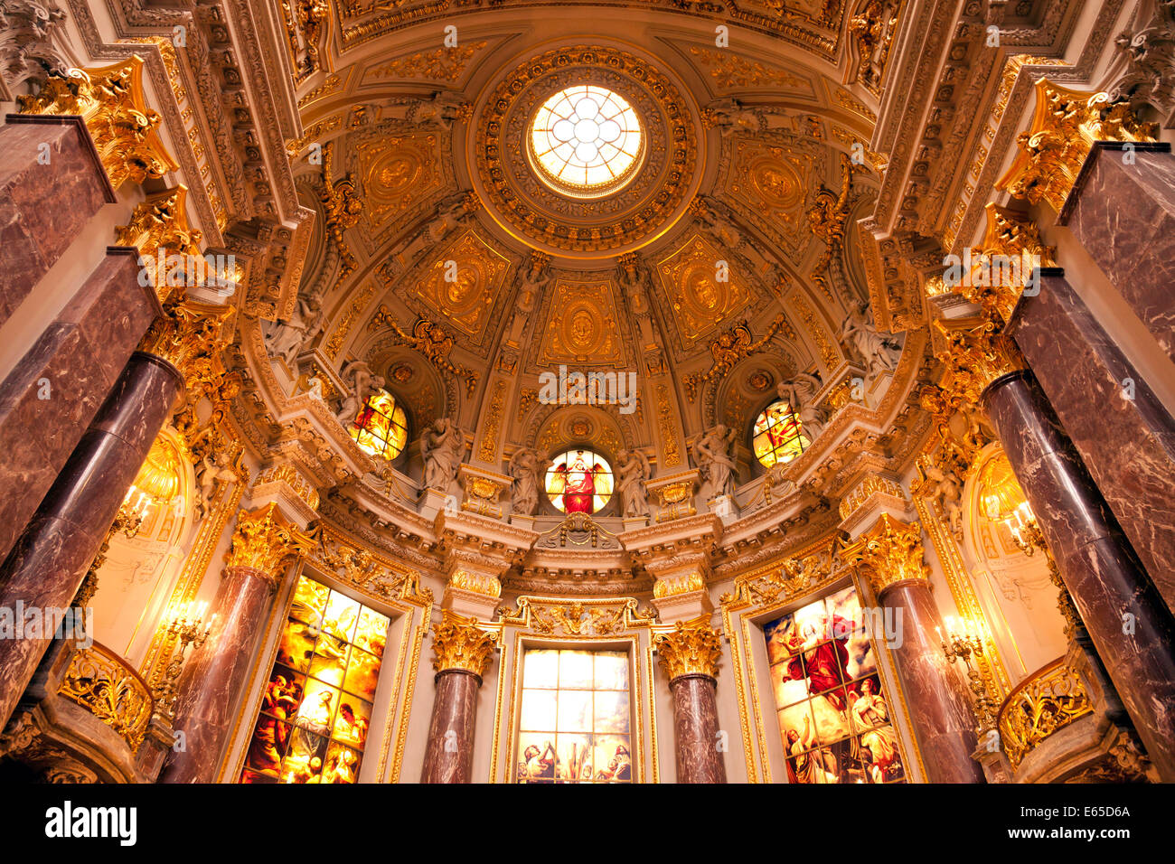 Vista interna e la cupola della cattedrale di Berlino o Duomo di Berlino in Germania, Europa Foto Stock