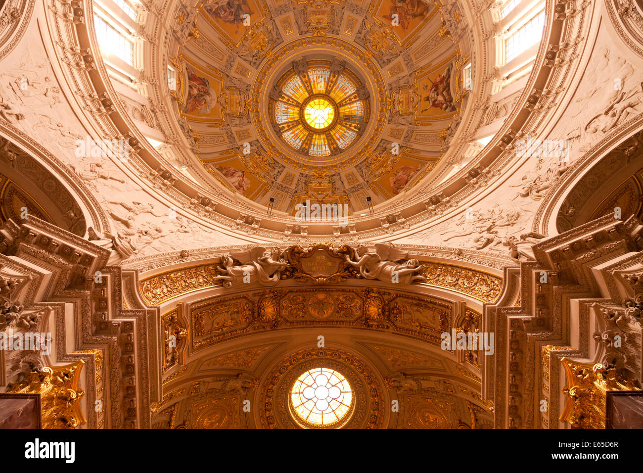 Vista interna e la cupola della cattedrale di Berlino o Duomo di Berlino in Germania, Europa Foto Stock