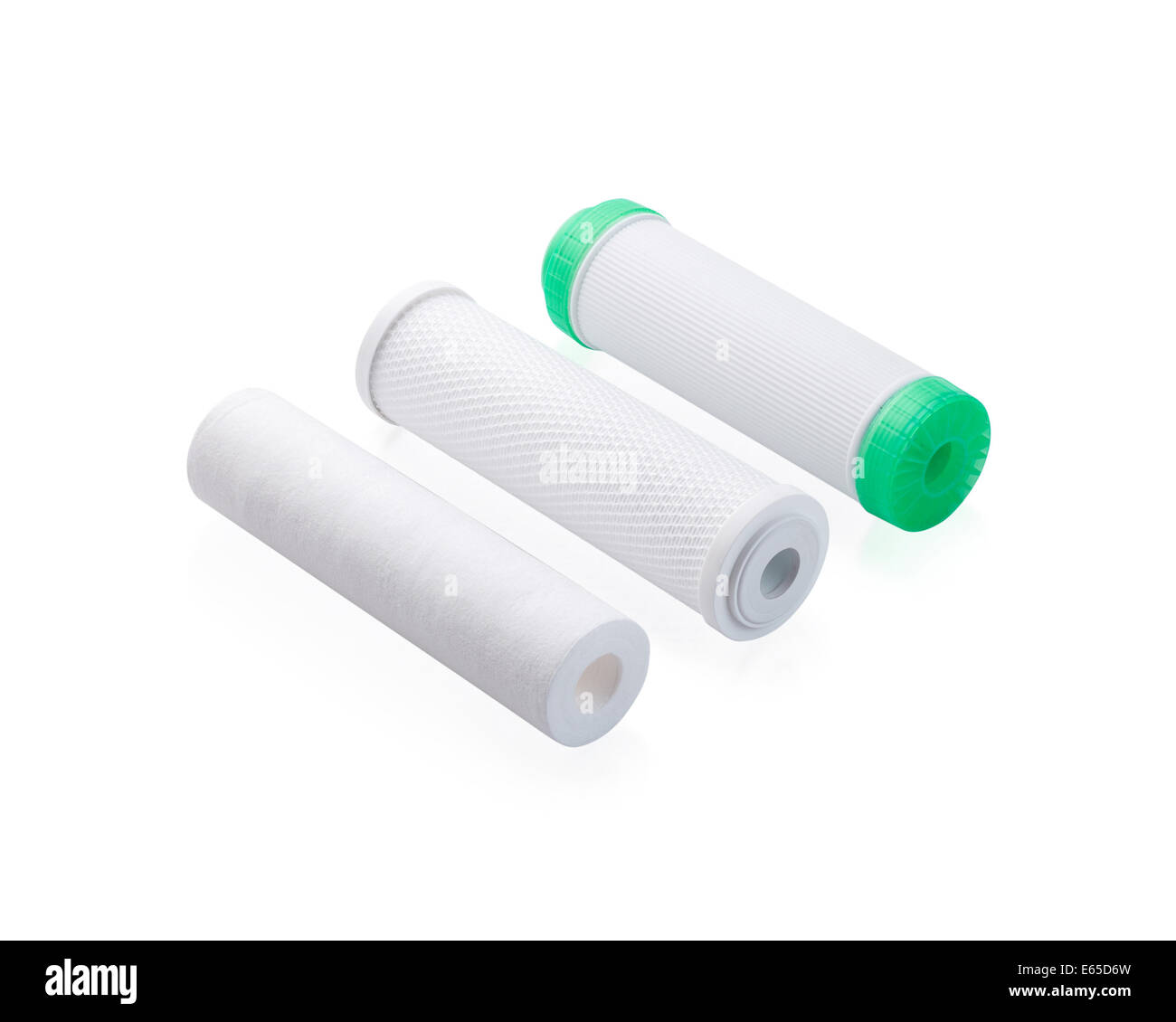 Cartucce per il filtro dell'acqua isolato su bianco Foto Stock