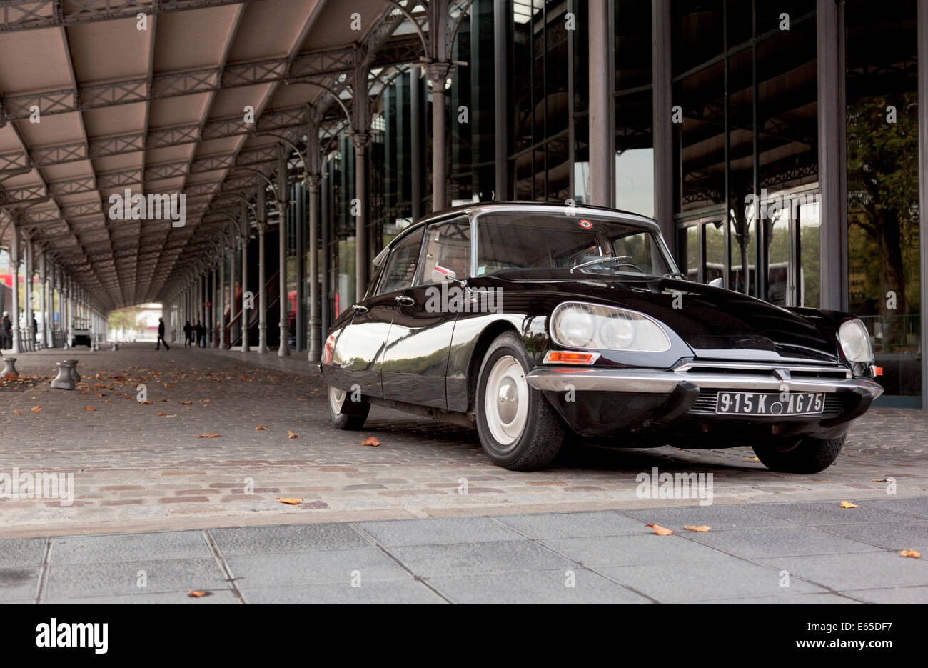 Un nero Citroen DS a 'La Grande Halle" presso il Parc de la Villette a Parigi Foto Stock