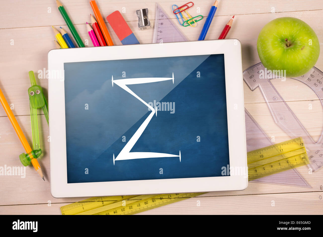 Immagine composita della tavoletta digitale sul banco degli studenti Foto Stock
