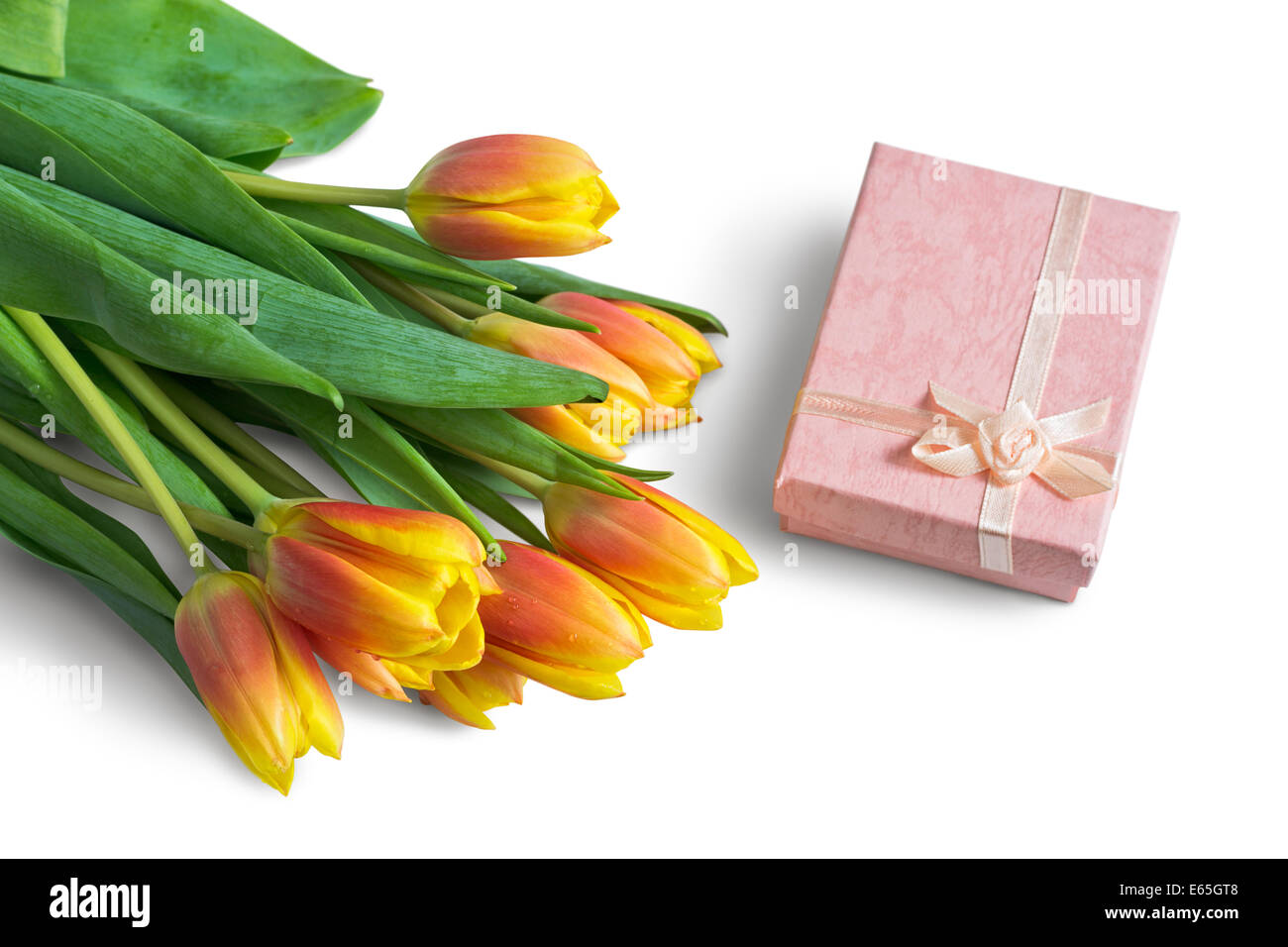Bouquet di tulipani e rosa confezione regalo su sfondo bianco. Messa a fuoco selettiva. Foto Stock