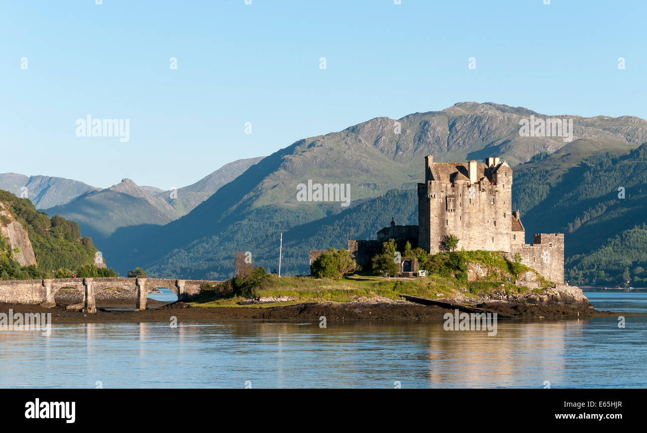 Eilean Donan Castle al punto di incontro di Loch Duich, Loch Alsh e Loch Long, Scozia Foto Stock