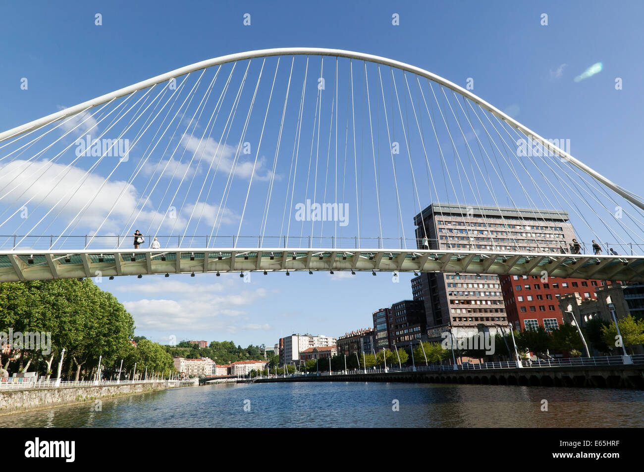 Ponte Zubizuri sul fiume Nervion, Bilbao Foto Stock
