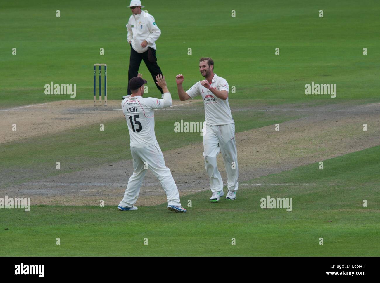 Emirates Old Trafford, Manchester, Regno Unito. Il 15 agosto, 2014. Steven Croft e Tom Smith celebrare il paletto di Paul Collingwood, catturati dietro per un'anatra. Lancashire andare su per ridurre Durham a 89-5 a pranzo. Cricket Lancashire v Durham Manchester, UK Credit: Giovanni friggitrice/Alamy Live News Foto Stock