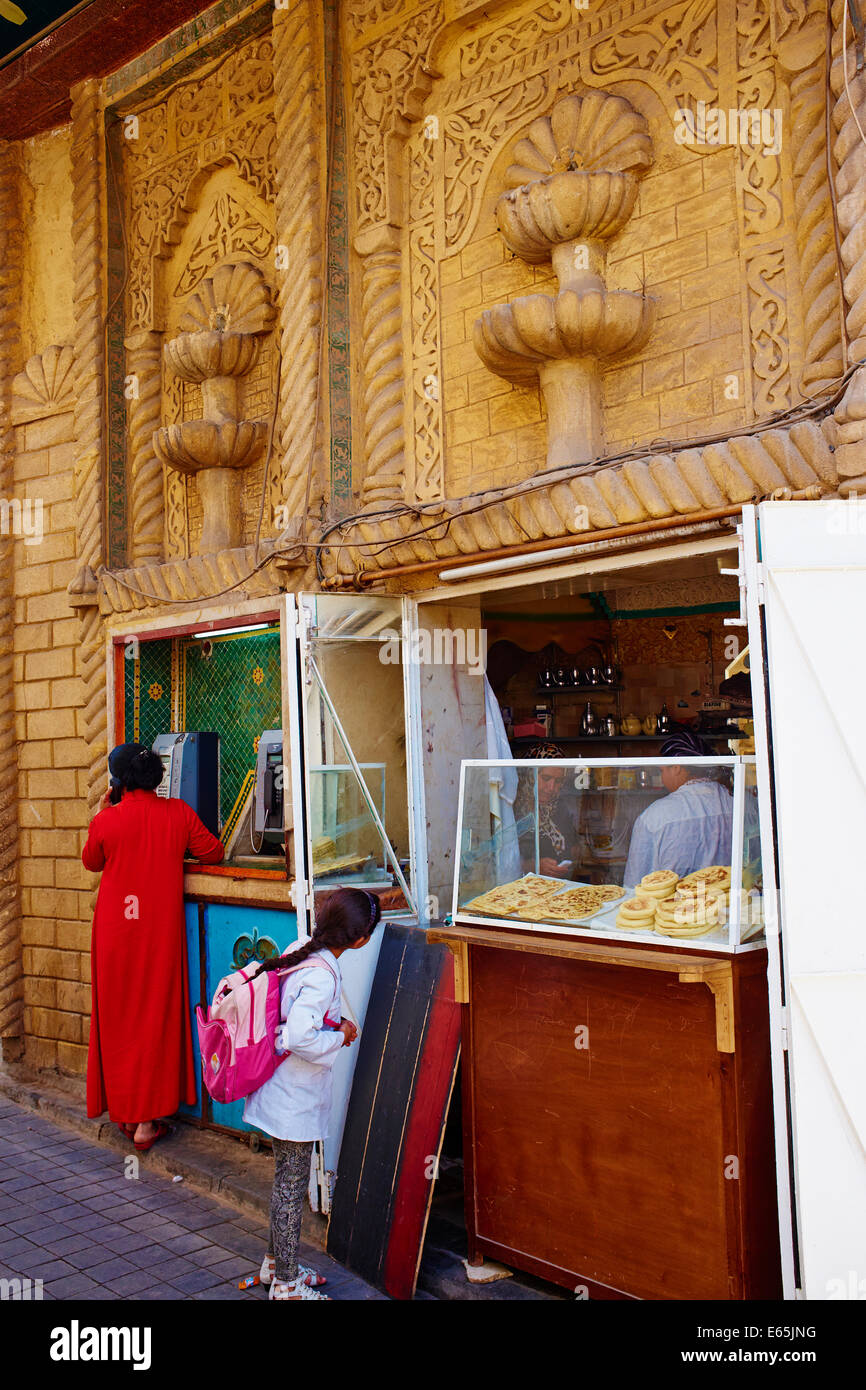 Il Marocco, Casablanca, vecchia medina, panetteria e telefono pubblico Foto Stock