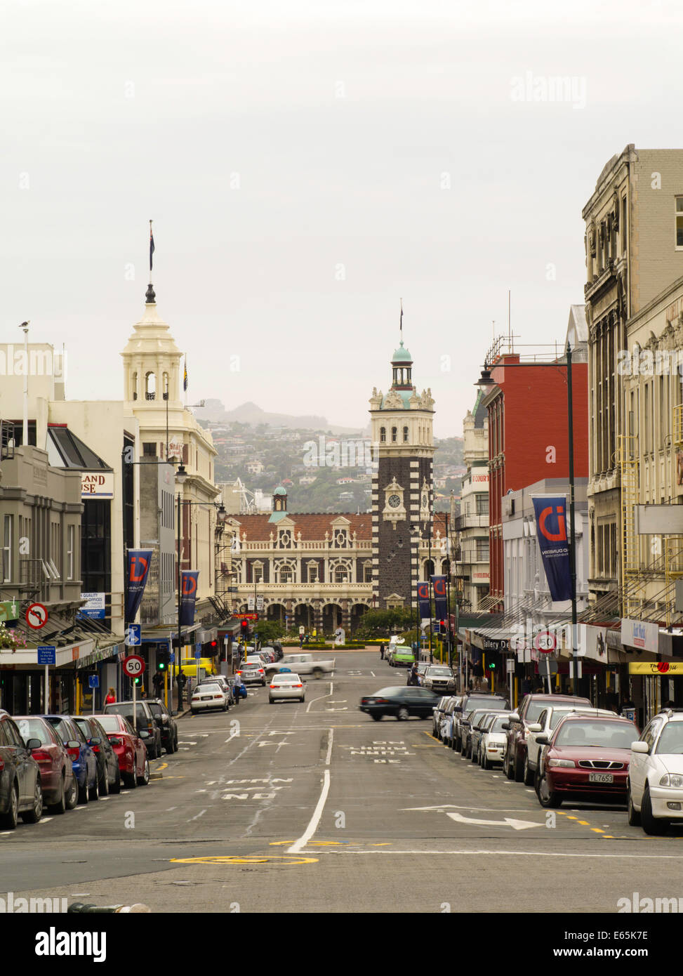 Una vista verso il basso Stuart Street dall' Octagon, Dunedin, Nuova Zelanda Foto Stock