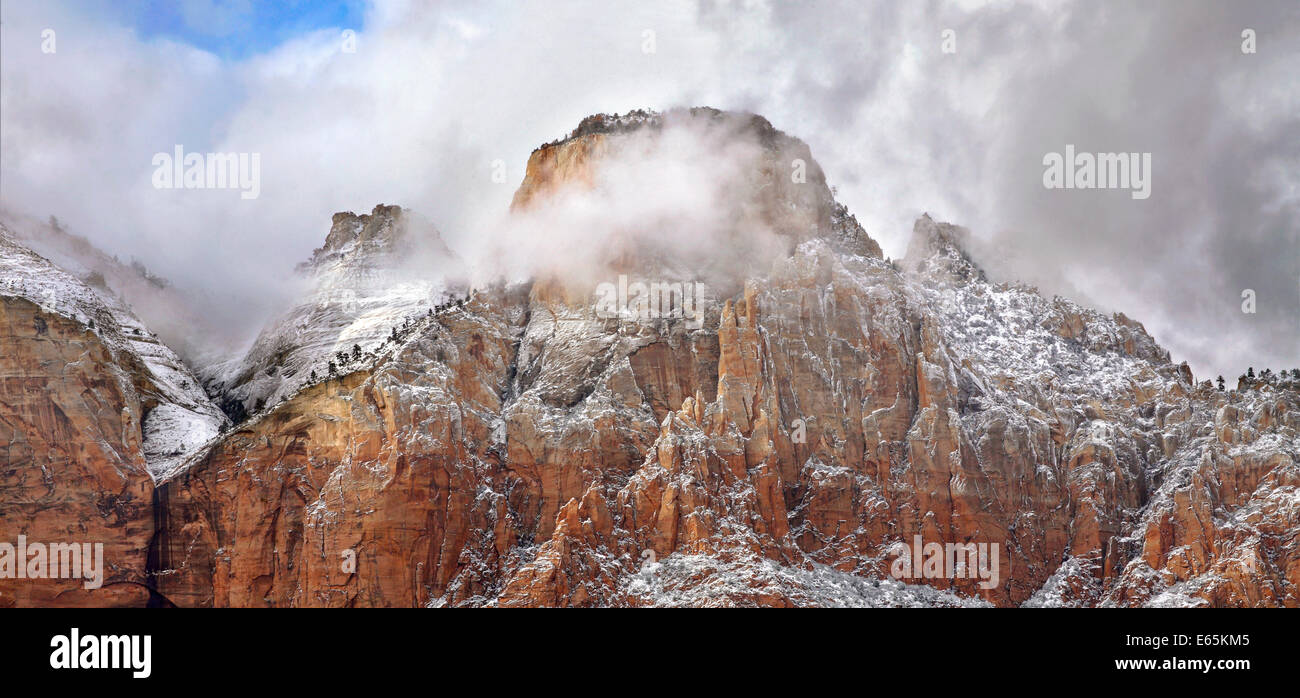 Una tempesta avvolta picco in inverno al Parco Nazionale Zion, Utah, Stati Uniti d'America Foto Stock