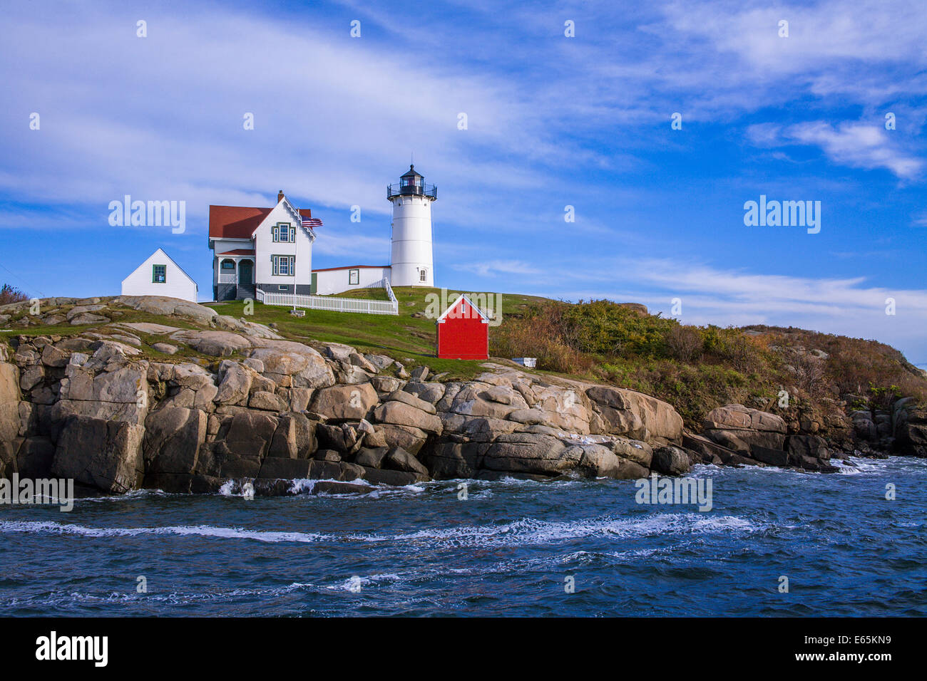 Un classico New England Lighthouse, il Nubble luce nel pomeriggio a Cape Neddick, Maine, Stati Uniti d'America Foto Stock