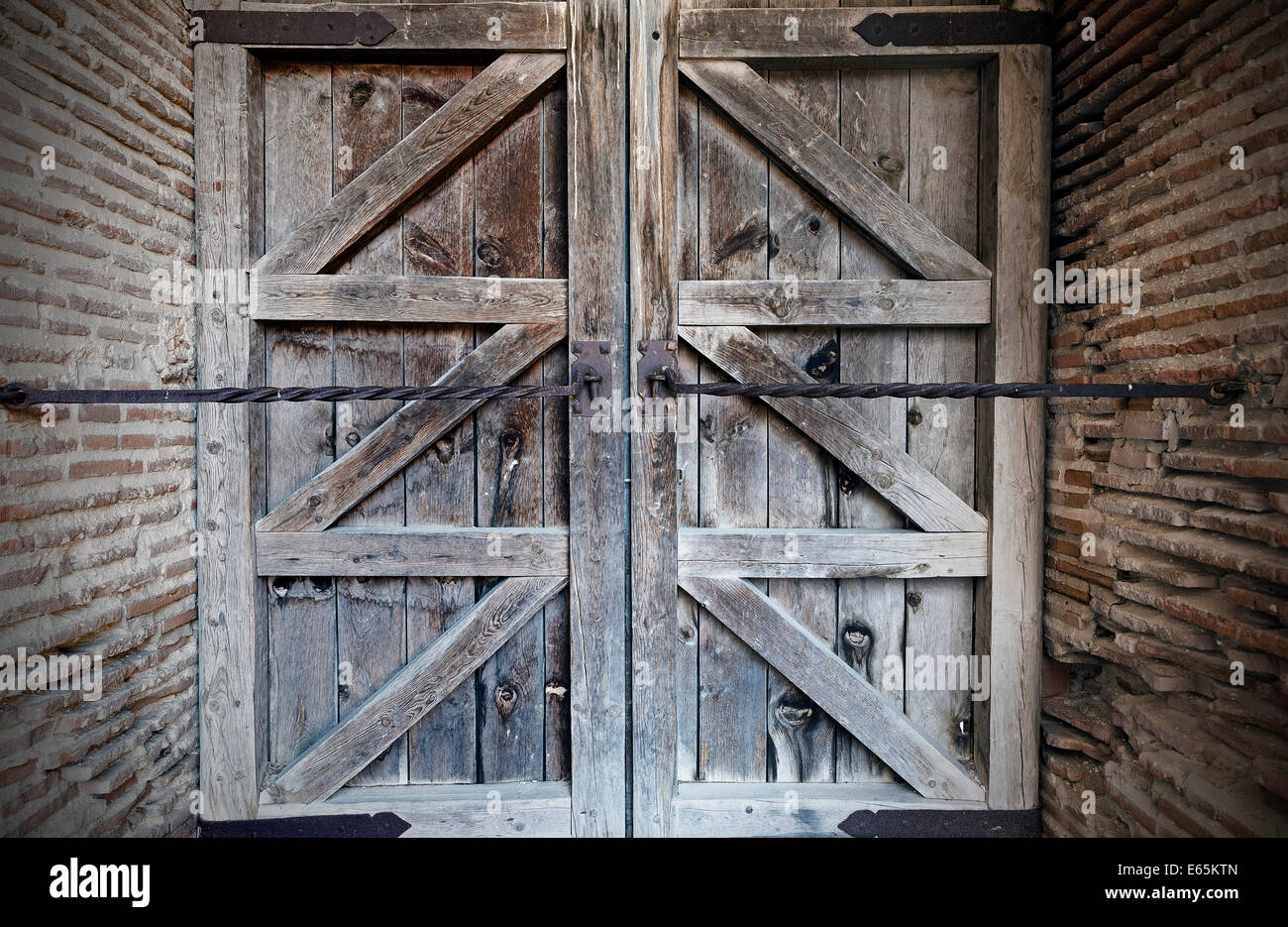 Antico cancello di legno rinforzata con barre di ferro Foto Stock