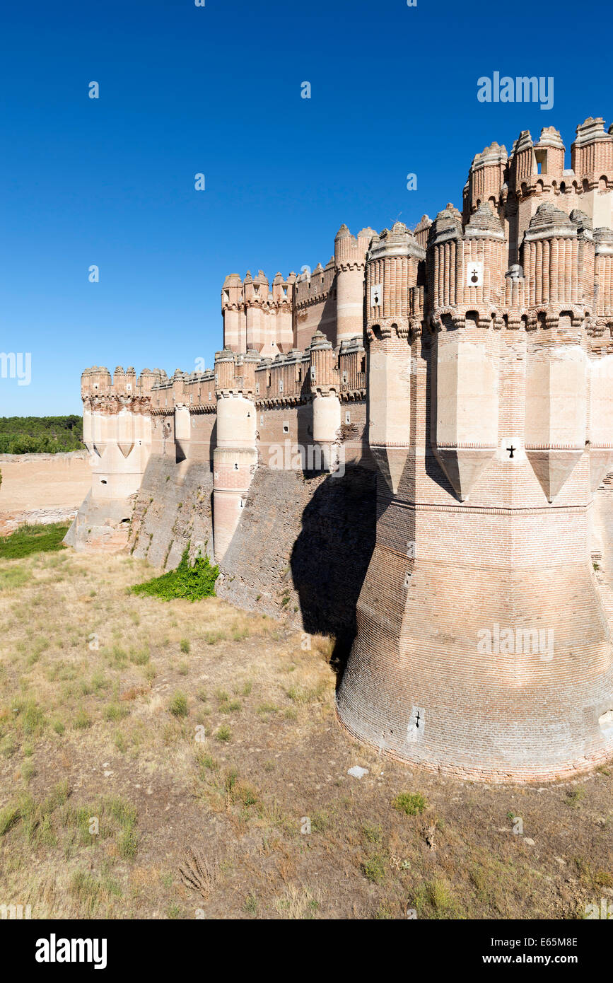 Castillo de Coca torri, provincia di Segovia Spagna - un imponente castello nel centro della città la Coca. Foto Stock