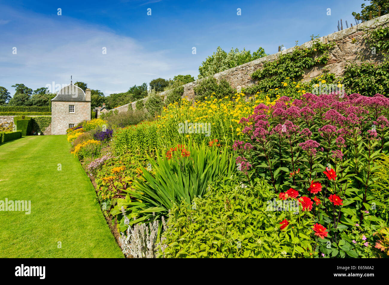 Giardini PITMEDDEN ABERDEENSHIRE in Scozia con un TWIN OGEE padiglione coperto e un fiore confine piena di piante Foto Stock